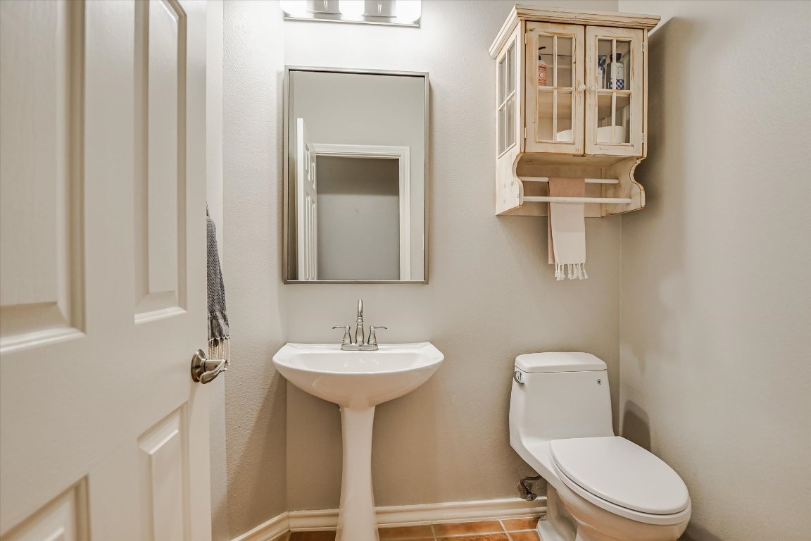 5507 Mt Bonnell Road Austin, TX 78731 - Photo 19 of 35 a bathroom with a toilet sink and mirror