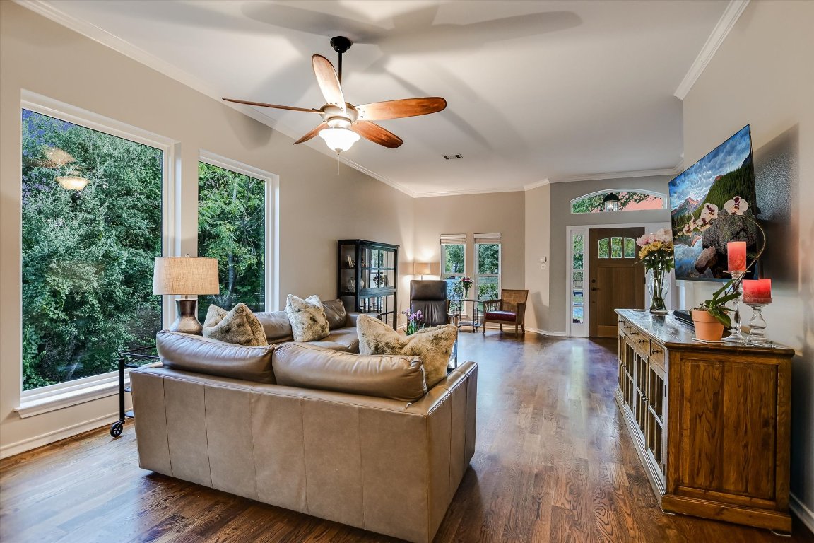 5507 Mt Bonnell Road Austin, TX 78731 - Photo 9 of 35 a living room with furniture and a flat screen tv