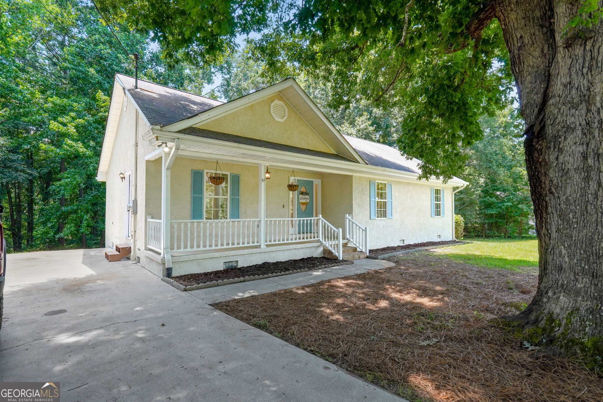 a view of a house with a yard