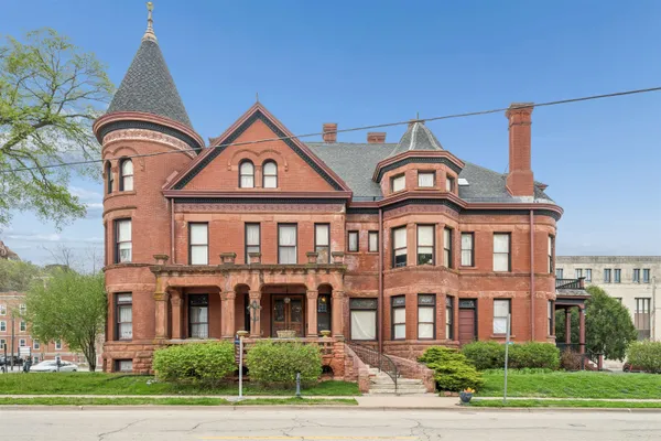 $899,000 | 504 Bluff Street, Dubuque, IA 52001