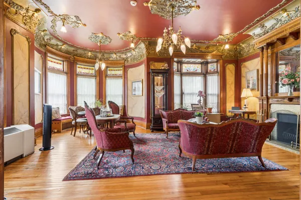 $899,000 | 504 Bluff Street, Dubuque, IA 52001