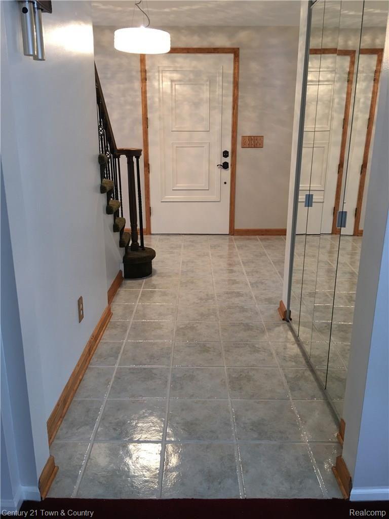 565 Cherry Tree Lane Rochester, MI 48306 - Photo 21 of 34 Foyer