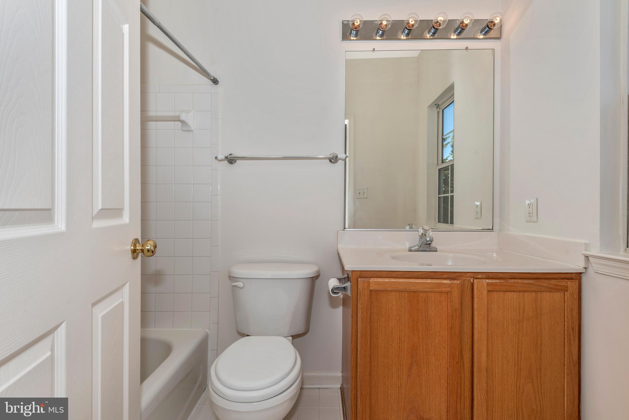 18034 Rockingham Place Germantown, MD 20874 - Photo 28 of 38 Master bathroom