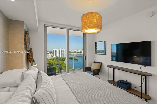 $4,200 | 16385 Biscayne Boulevard, Unit 2406, North Miami Beach, FL 33160