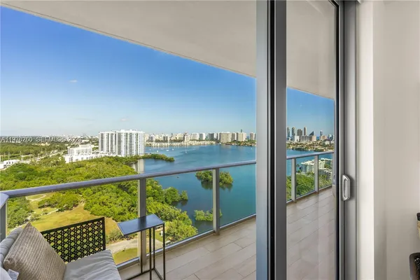 $4,200 | 16385 Biscayne Boulevard, Unit 2406, North Miami Beach, FL 33160