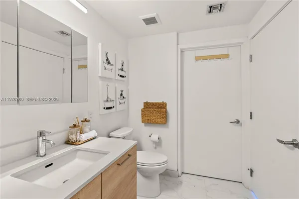 $4,200 | 16385 Biscayne Boulevard, Unit 2406, North Miami Beach, FL 33160