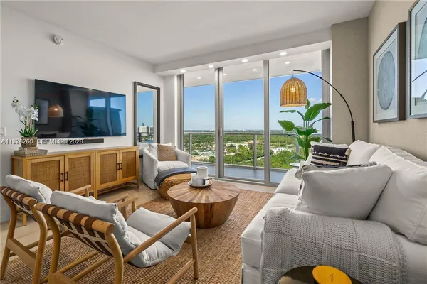 $4,200 | 16385 Biscayne Boulevard, Unit 2406, North Miami Beach, FL 33160