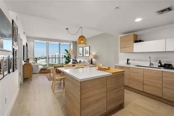 $4,200 | 16385 Biscayne Boulevard, Unit 2406, North Miami Beach, FL 33160