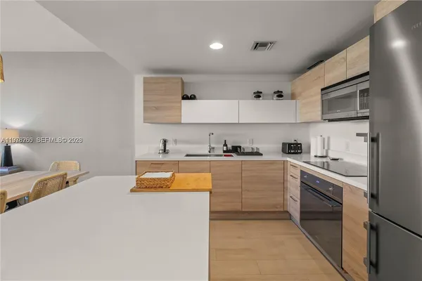 $4,200 | 16385 Biscayne Boulevard, Unit 2406, North Miami Beach, FL 33160