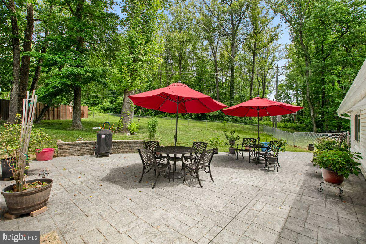 19266 Mockingbird Heights Road Triangle, VA 22172 - Photo 30 of 35 a view of a backyard with a patio and plants