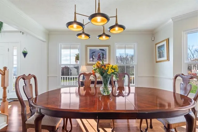 a view of entryway with livingroom