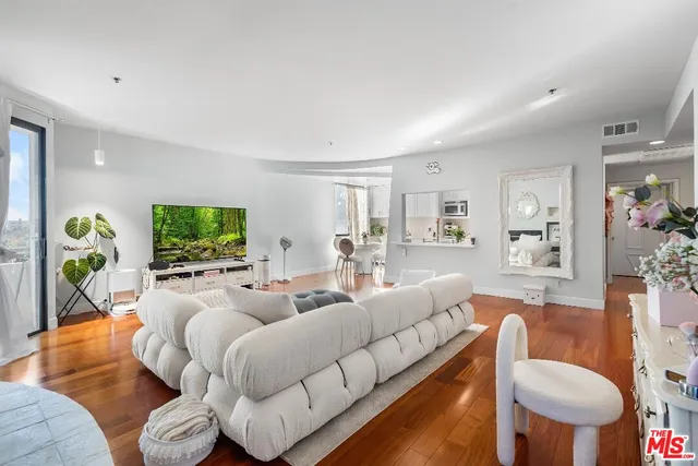 $875,000 | 326 Westminster Avenue, Unit 304, Los Angeles, CA 90020