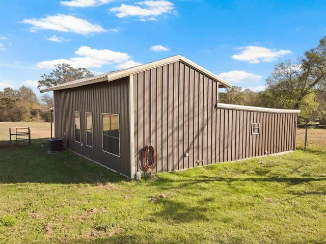 a view of backyard with garden