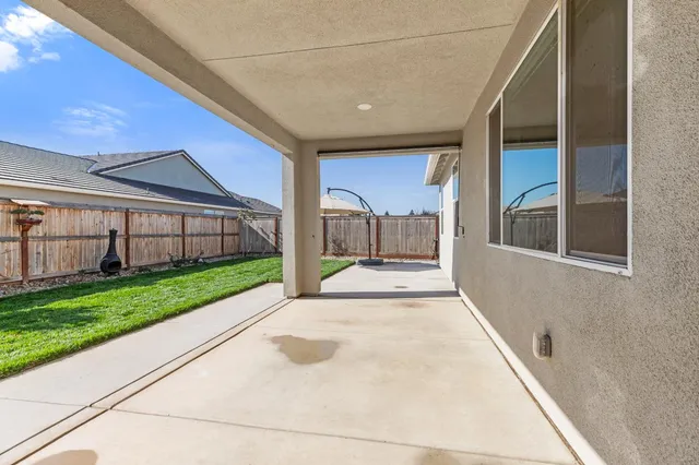 a view of a house with backyard and garden