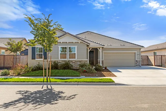 a view of an house with backyard and swimming pool