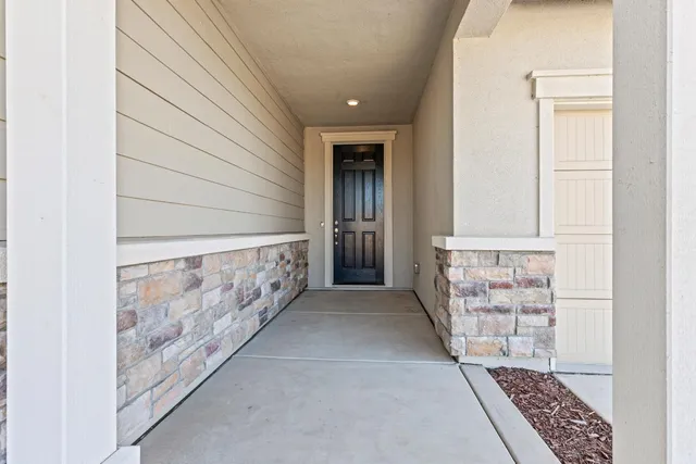 a view of entryway with window
