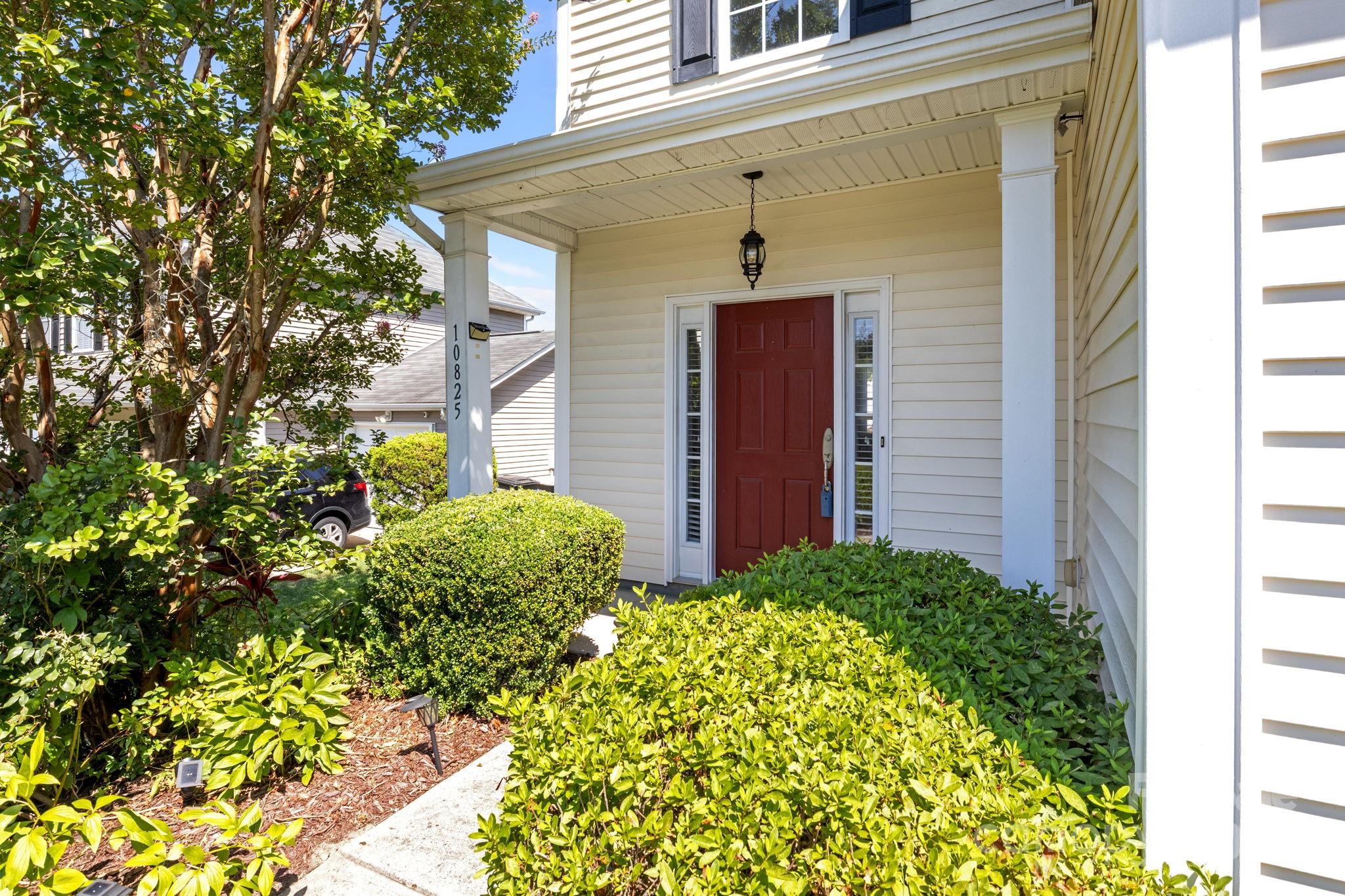 10825 Traders Court Davidson, NC 28036 - Photo 3 of 36 a view of a backyard of the house