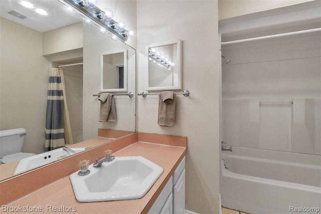 1395 Dawes Avenue Rochester Hills, MI 48307 - Photo 14 of 36