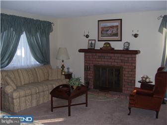 541 Weir Road Aston, PA 19014 - Photo 5 of 12 Living Room