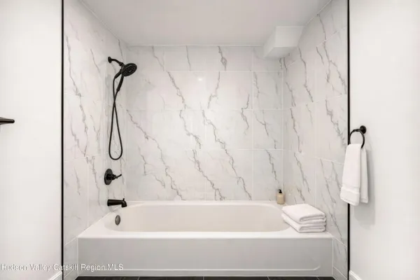 $2,150 | 208 Warren Street, Unit 5, Hudson, NY 12534
