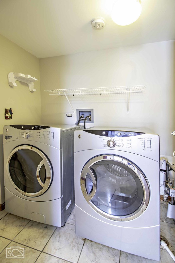 14 Peach Tree Court Algonquin, IL 60102 - Photo 11 of 20 a utility room with dryer and washer