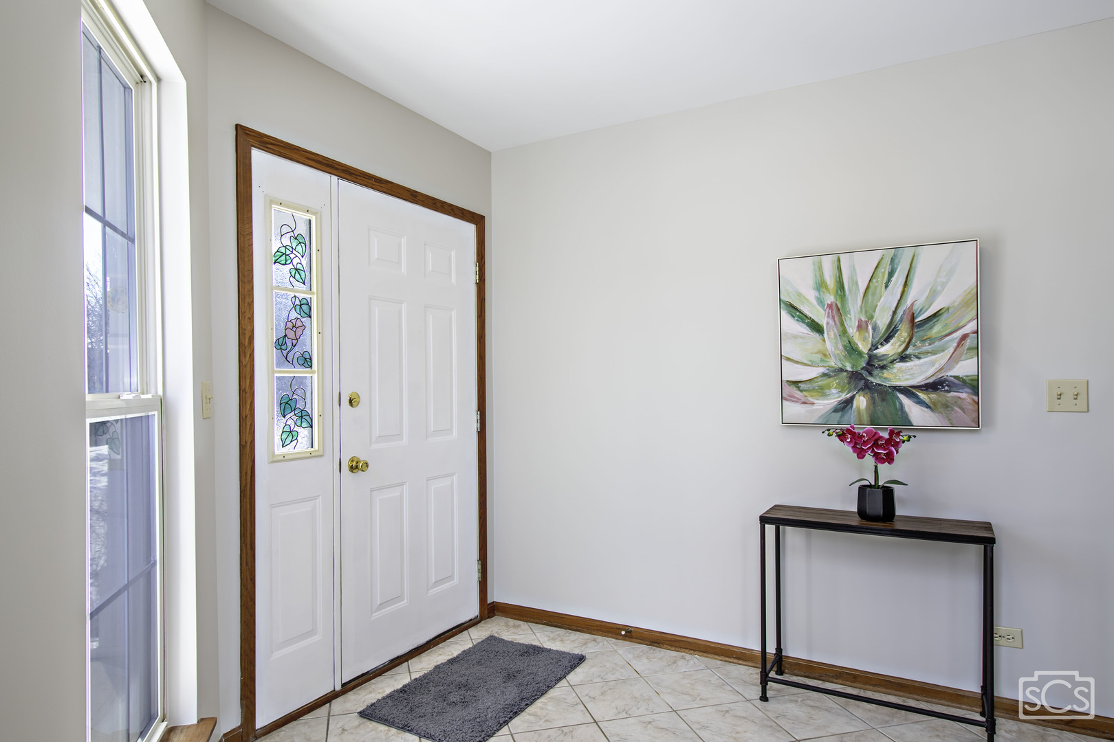 14 Peach Tree Court Algonquin, IL 60102 - Photo 3 of 20 a view of a hallway with a potted plant