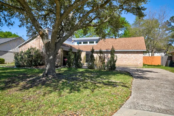 a view of a front of house with a yard