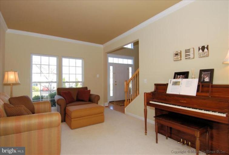 18614 Broken Oak Road Boyds, MD 20841 - Photo 2 of 30 Living Room