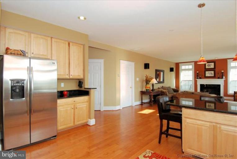18614 Broken Oak Road Boyds, MD 20841 - Photo 11 of 30 Kitchen / Family Room