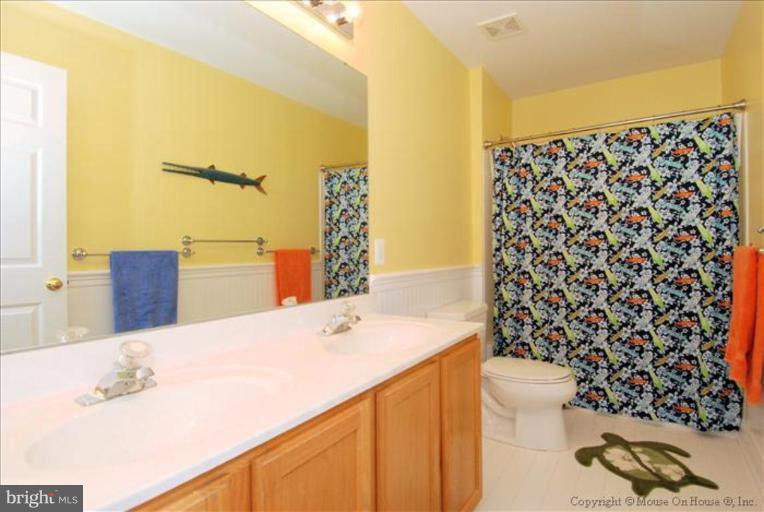 18614 Broken Oak Road Boyds, MD 20841 - Photo 21 of 30 Upper Level Bath