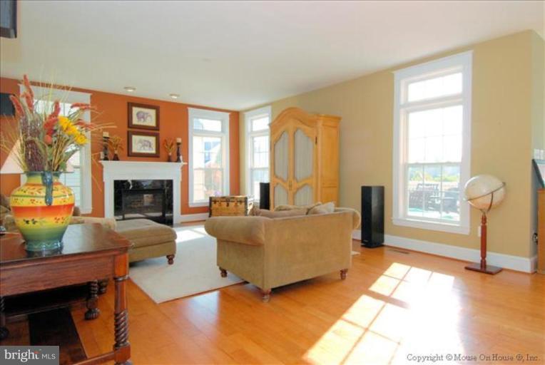 18614 Broken Oak Road Boyds, MD 20841 - Photo 5 of 30 Family Room