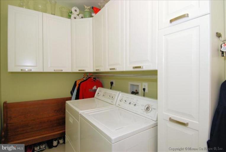 18614 Broken Oak Road Boyds, MD 20841 - Photo 10 of 30 Laundry Room