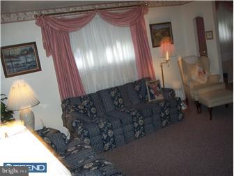 9230 Wesleyan Road Philadelphia, PA 19114 - Photo 3 of 11 Living Room