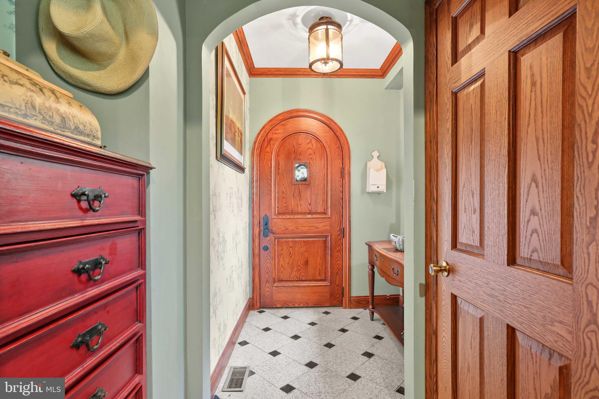 2411 Crest Road Baltimore, MD 21209 - Photo 5 of 41