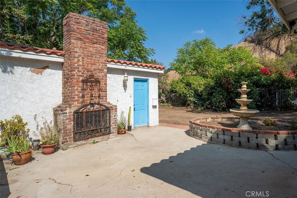 9953 La Tuna Canyon Road Sun Valley, CA 91352 - Photo 19 of 32 a front view of a house with a yard