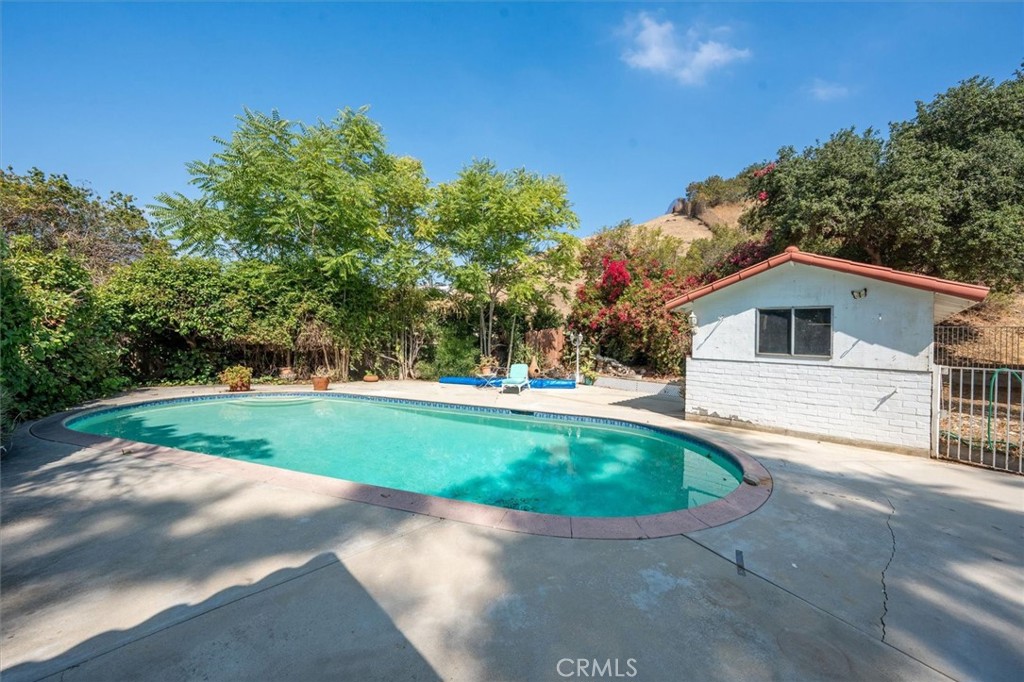 9953 La Tuna Canyon Road Sun Valley, CA 91352 - Photo 24 of 32 a view of outdoor space yard and swimming pool
