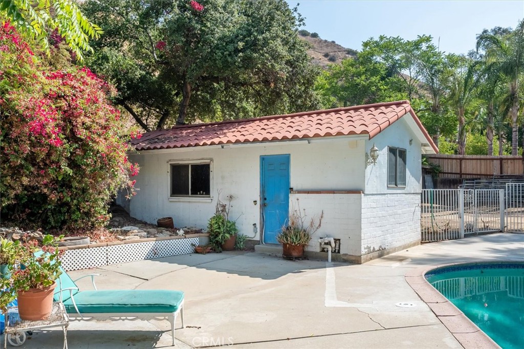 9953 La Tuna Canyon Road Sun Valley, CA 91352 - Photo 25 of 32 a front view of a house with garage