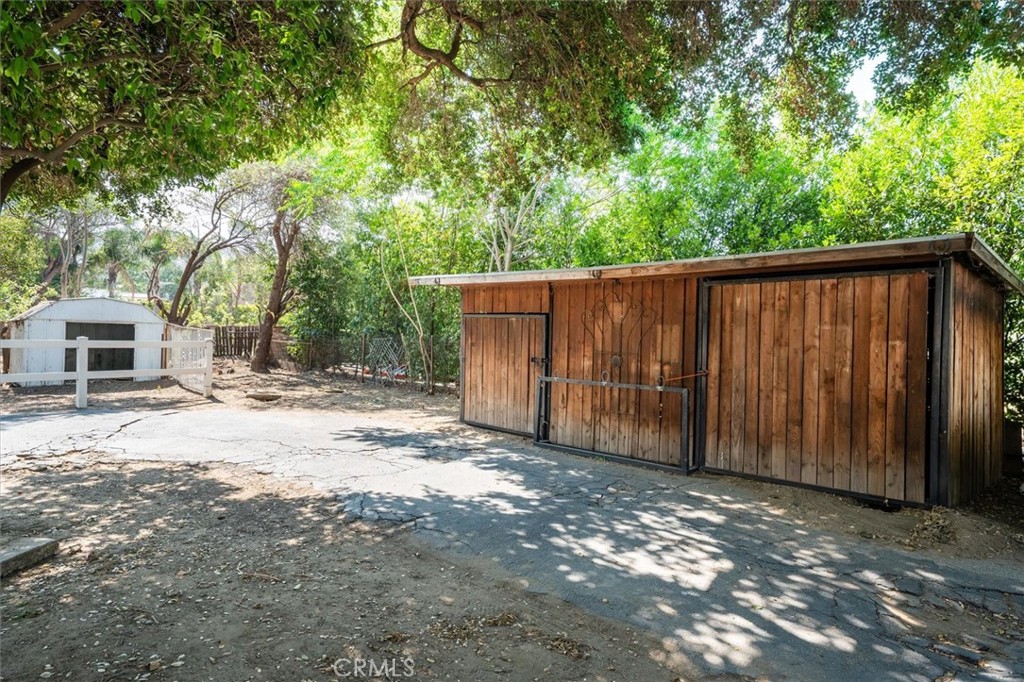 9953 La Tuna Canyon Road Sun Valley, CA 91352 - Photo 30 of 32 a backyard of a house with a large tree