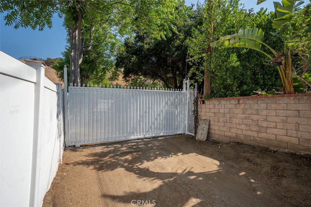 9953 La Tuna Canyon Road Sun Valley, CA 91352 - Photo 31 of 32 a view of a backyard of the house