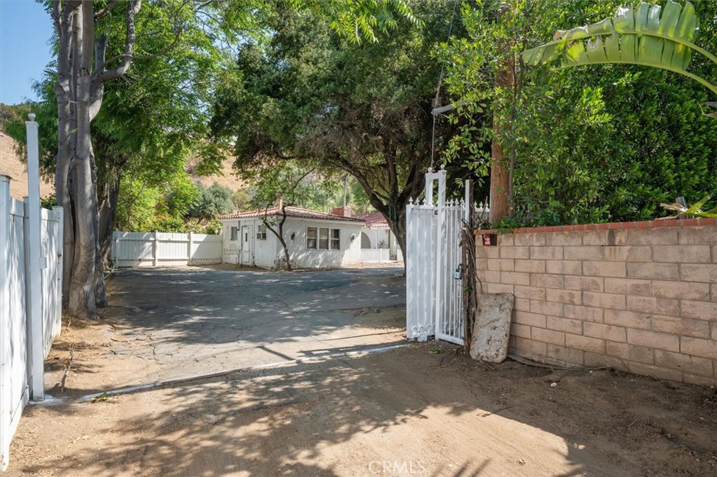 9953 La Tuna Canyon Road Sun Valley, CA 91352 - Photo 32 of 32 a view of a yard with plants and trees