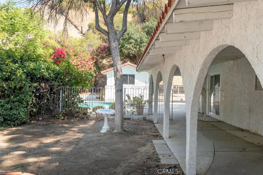 9953 La Tuna Canyon Road Sun Valley, CA 91352 - Photo 7 of 32 a front view of a house with garden