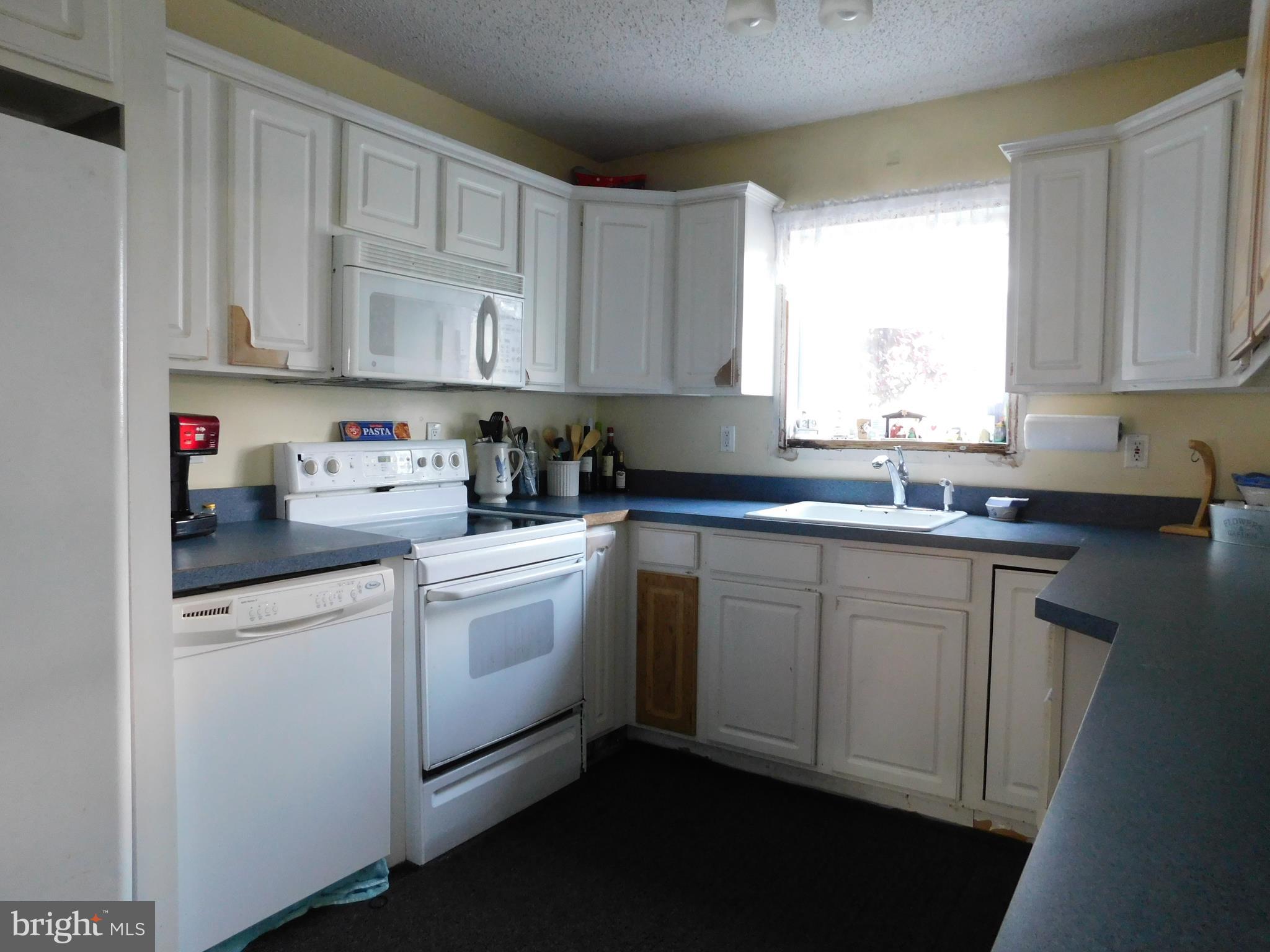 6 Inland Road Levittown, PA 19057 - Photo 2 of 19 Gallery Image 2