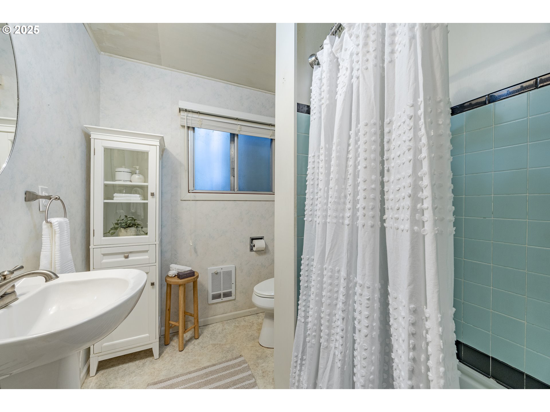83694 Rio Road Florence, OR 97439 - Photo 21 of 45 a bathroom with a toilet a sink and a mirror