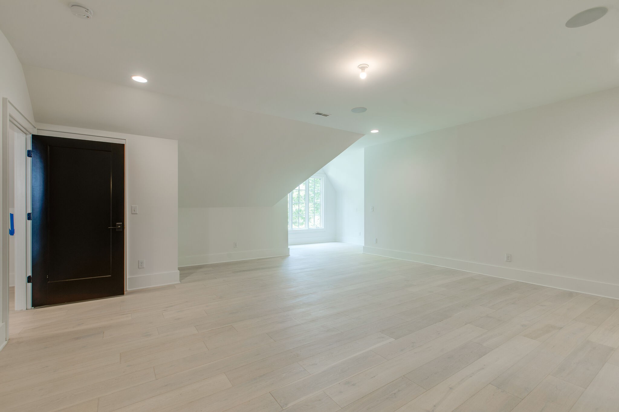 3800 Estes Road Nashville, TN 37215 - Photo 42 of 50 an empty room with windows and closet