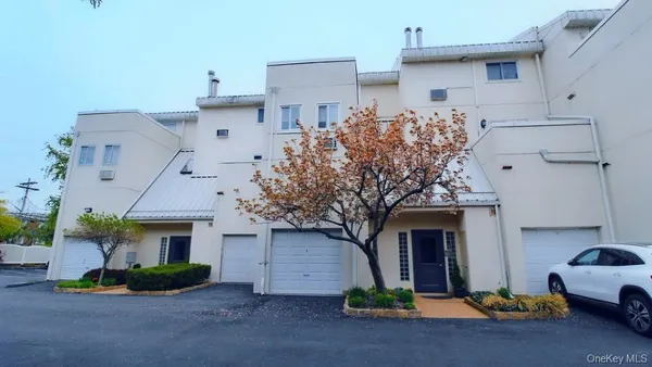 $515,000 | 2716 Schurz Avenue, Unit B1 | Throgs Neck