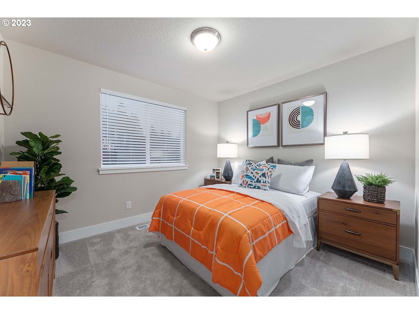 8903 North 5th Street, Unit 63 Ridgefield, WA 98642 - Photo 27 of 32 a bedroom with a bed and a potted plant