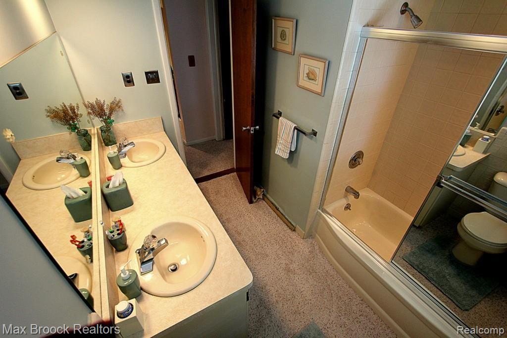 32316 Hearthstone Road Farmington, MI 48334 - Photo 13 of 20 **Spotless hall bath w/double vanity**