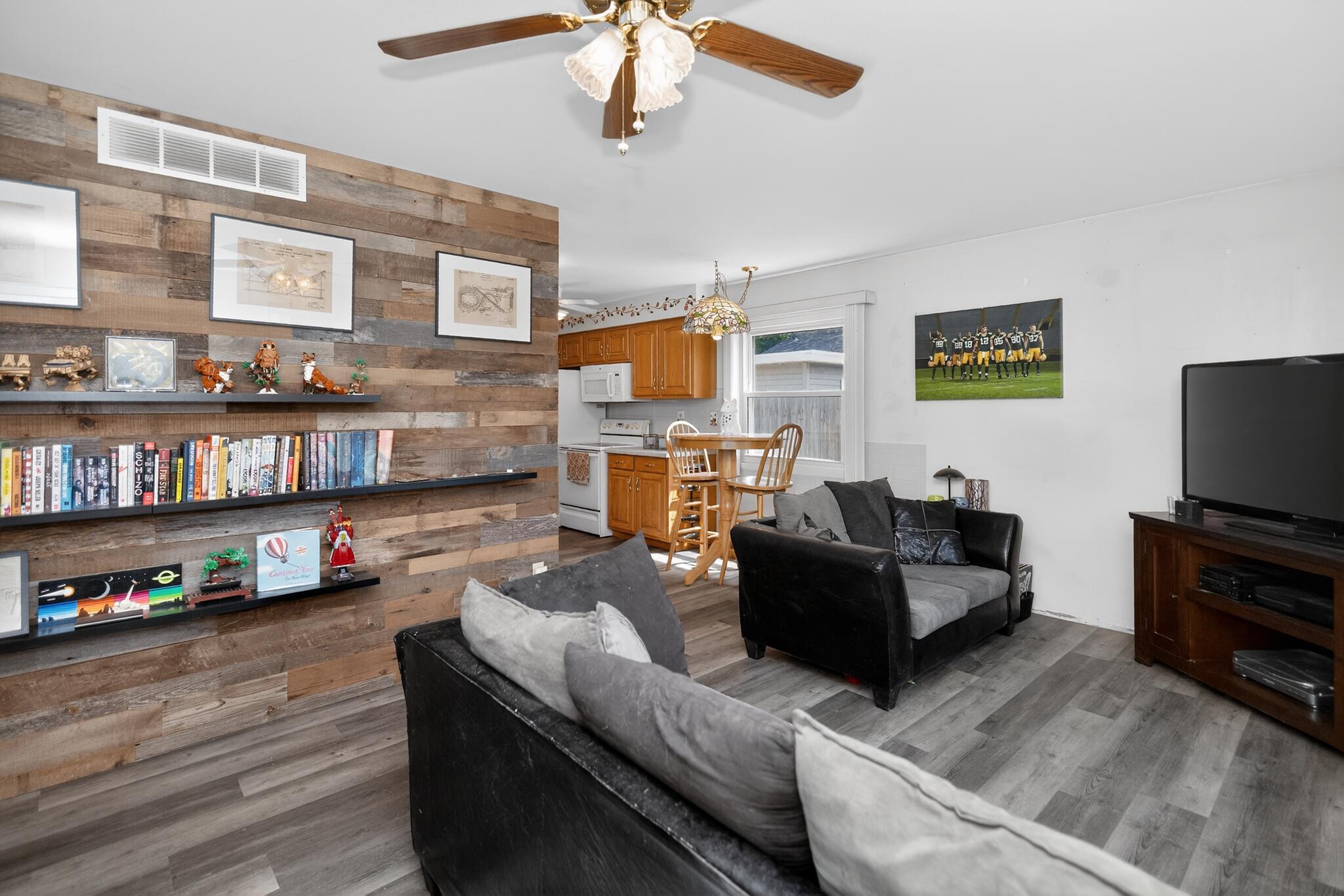 1618 East College Avenue Appleton, WI 54915 - Photo 5 of 18 Living Room