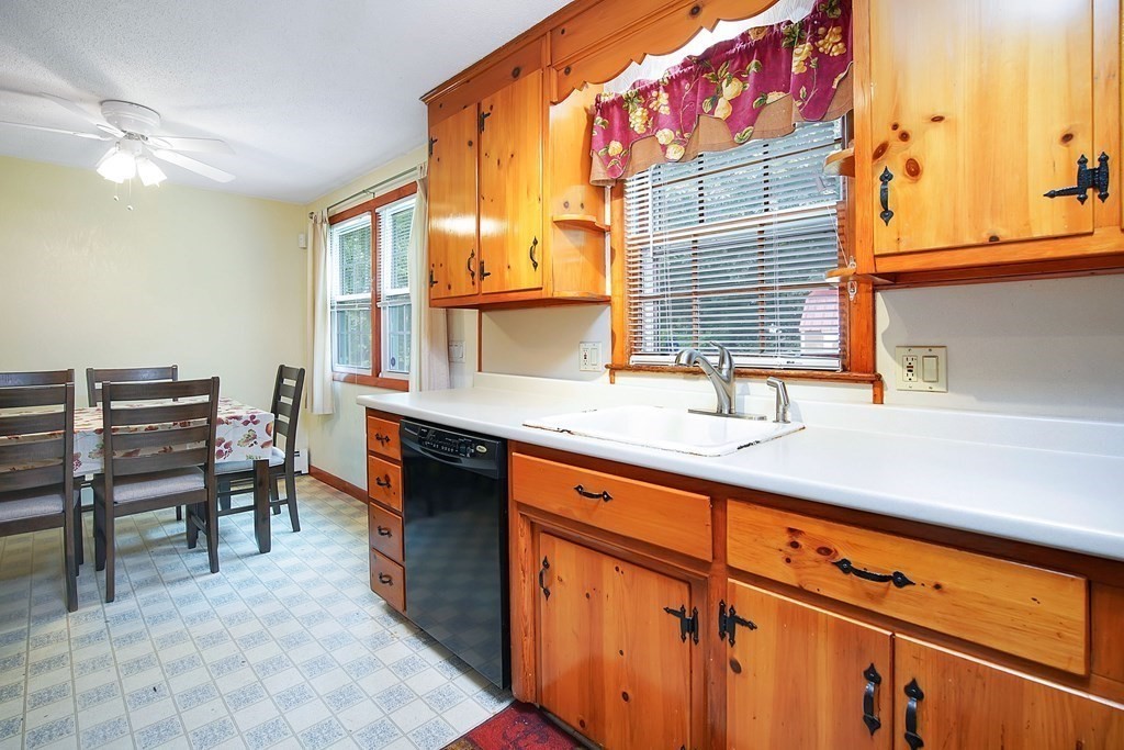 217 Bolton Street Springfield, MA 01119 - Photo 13 of 38