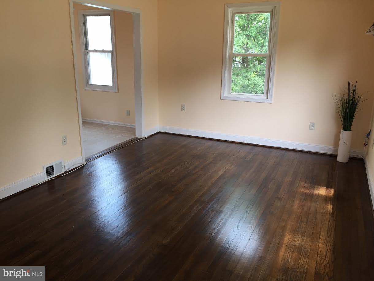 8111 Edgewater Road Clearwater Beach, MD 21226 - Photo 5 of 17 Living Room